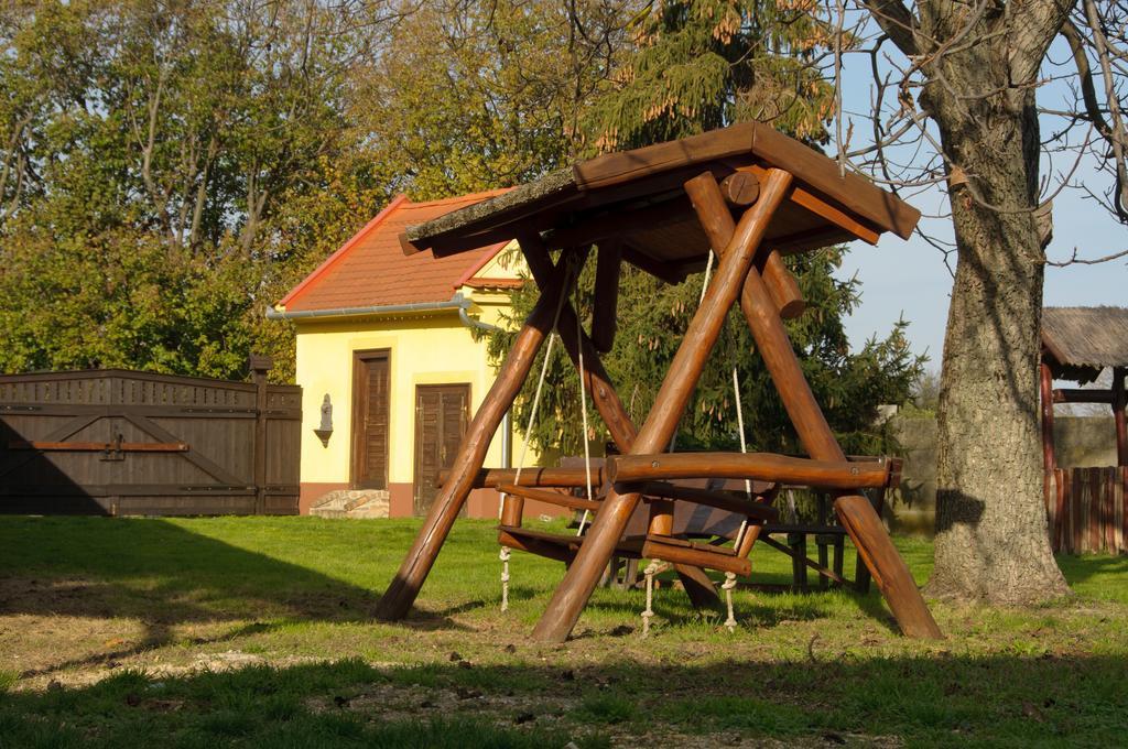Antiklak Hotel Doboz Bagian luar foto